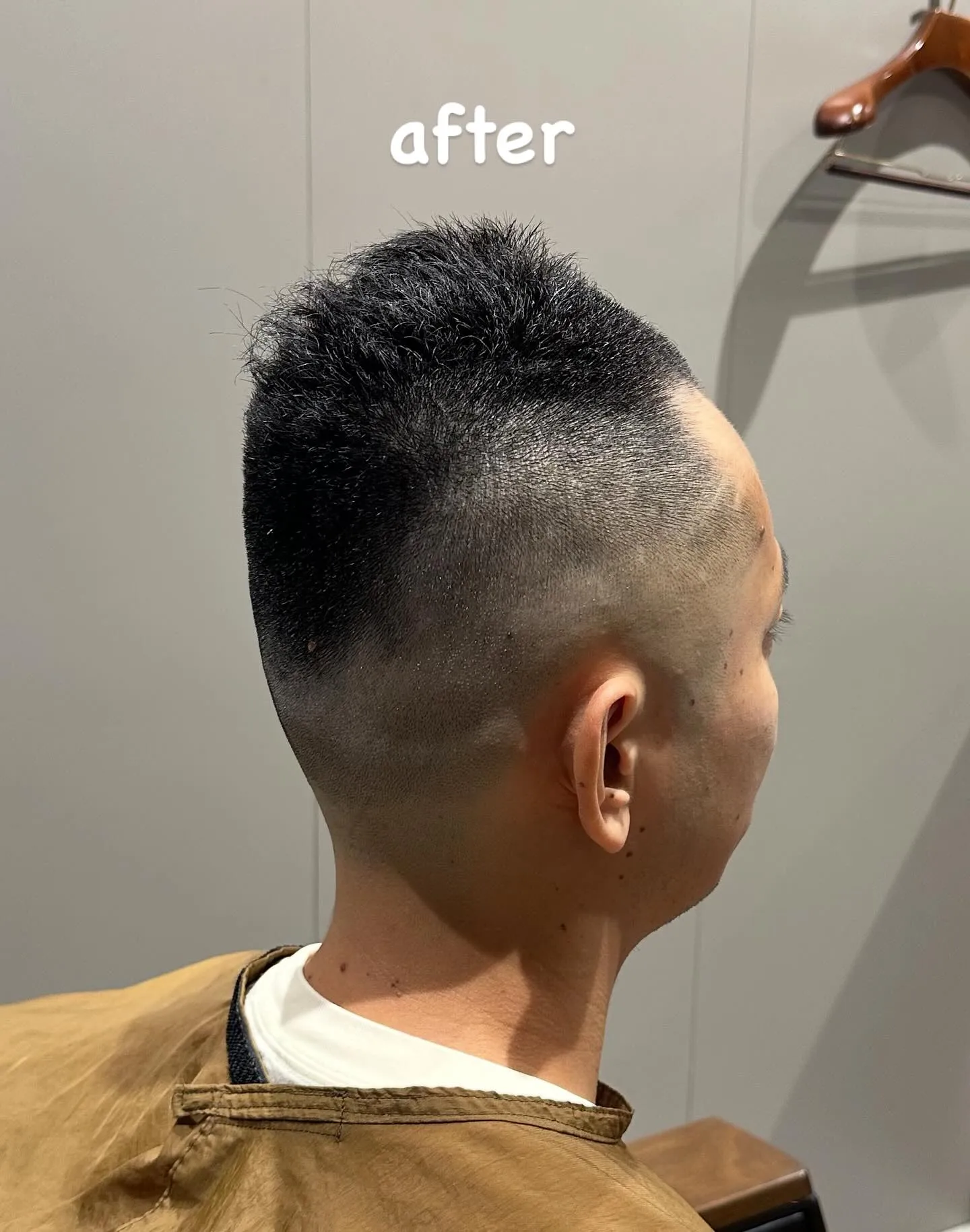 くせ毛で剛毛な髪質をソフトモヒカン風スキンフェードにバッサリ...