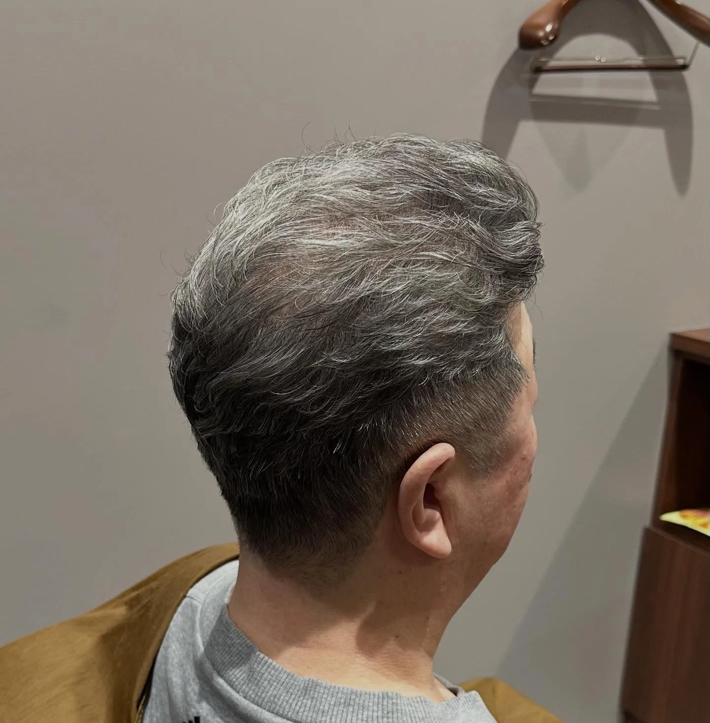 髪の毛が細くて全部前に下がってしまいスタイリングに苦労なさっ...