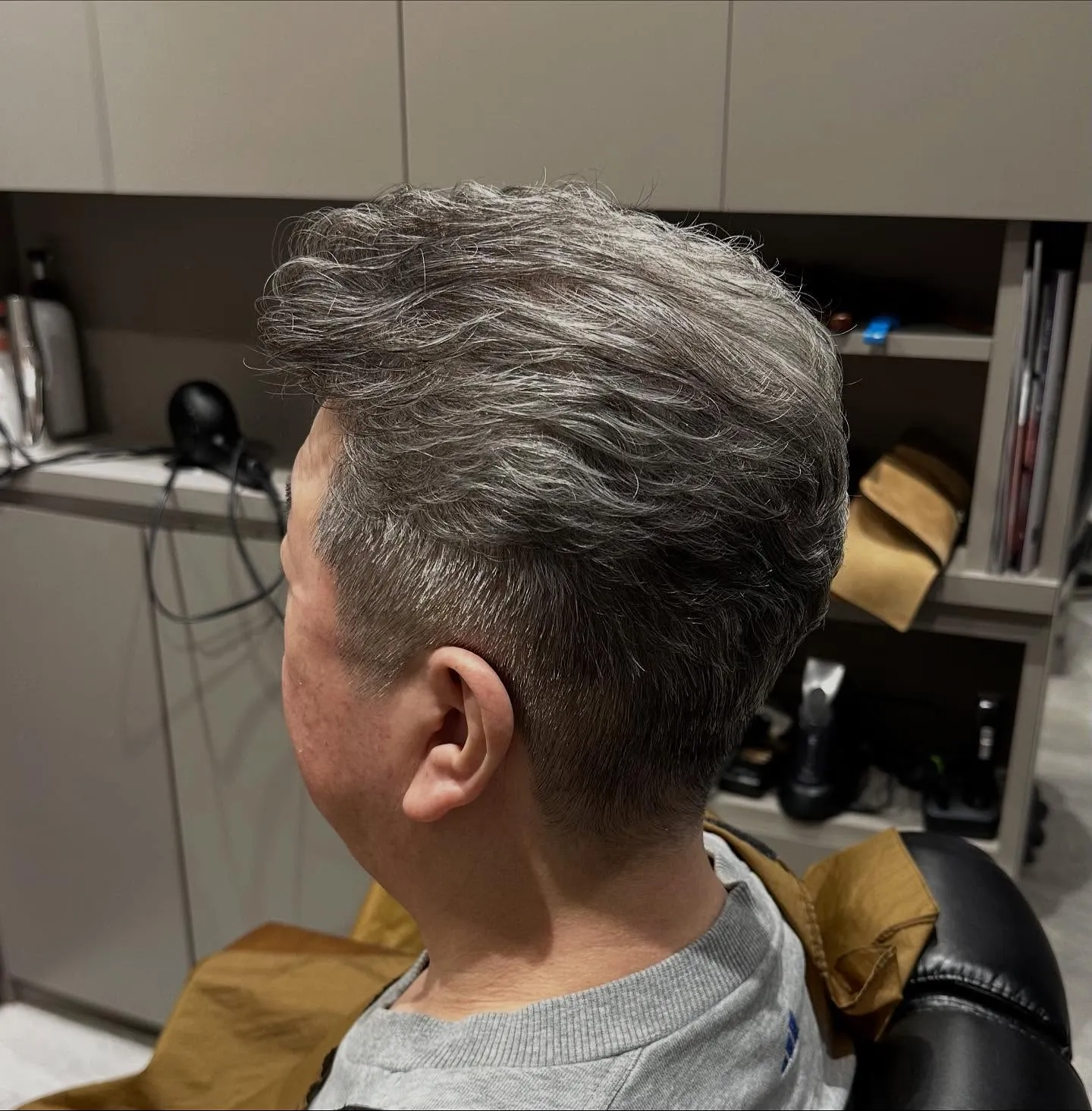 髪の毛が細くて全部前に下がってしまいスタイリングに苦労なさっ...