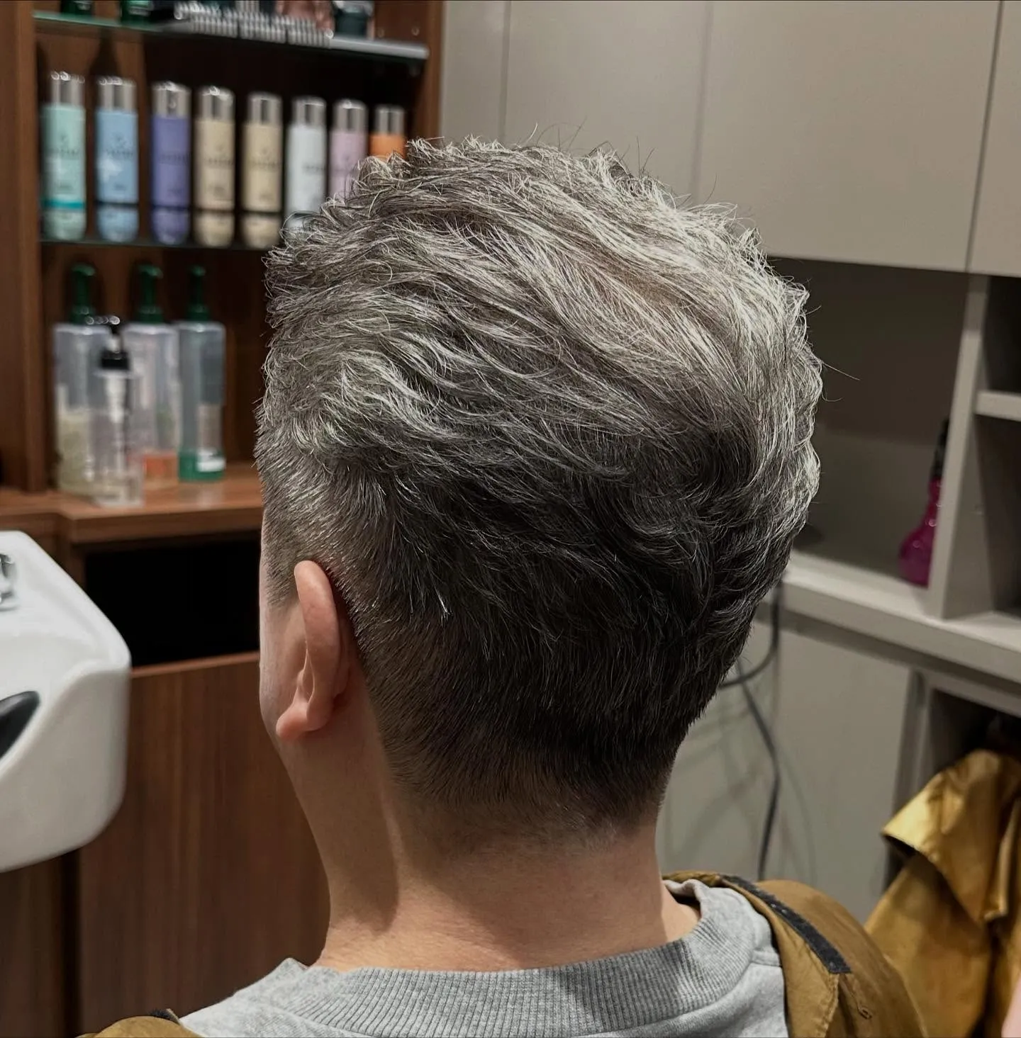 髪の毛が細くて全部前に下がってしまいスタイリングに苦労なさっ...